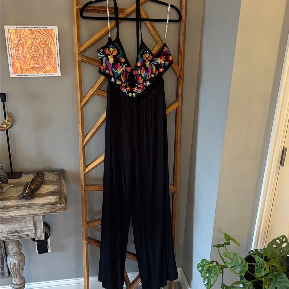 BNWT Free People - Black embroidered crop top